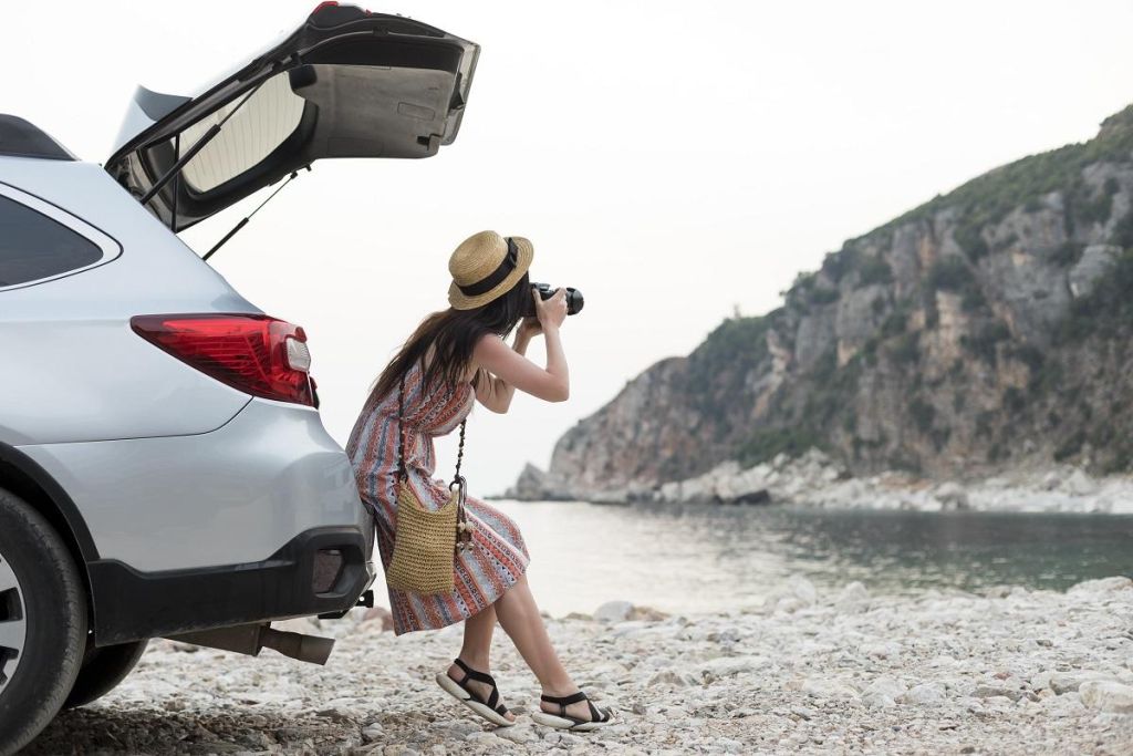 Mulher Jovem Aluguel De Carros Viajando Sozinha Em Montenegro